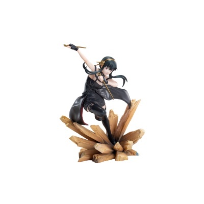 Figura colecionável de personagem feminina vestindo roupa preta e detalhes dourados sobre base de madeira estilhaçada