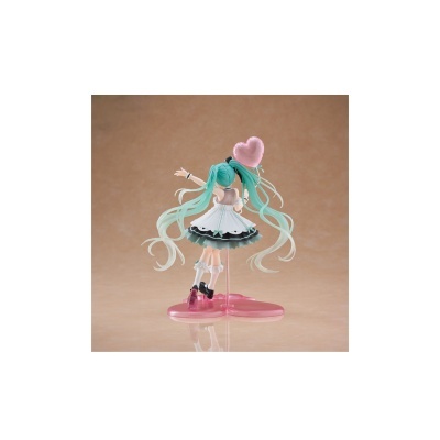 Figura colecionável de personagem com vestido branco e cabelos verde-água, base rosa em forma de coração.