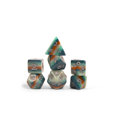 Conjunto de dados poliédricos em plástico multicolor branco, verde e laranja