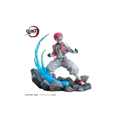 Estatueta de personagem de anime com cabelo cor de rosa e base de pedras com efeito de água azul
