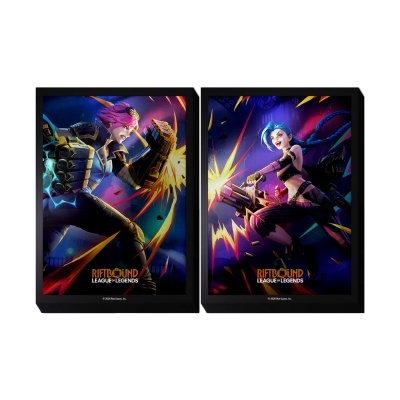 Posters emoldurados com personagens femininas de videojogo em pose de ação e texto RIFTBOUND LEAGUE OF LEGENDS.