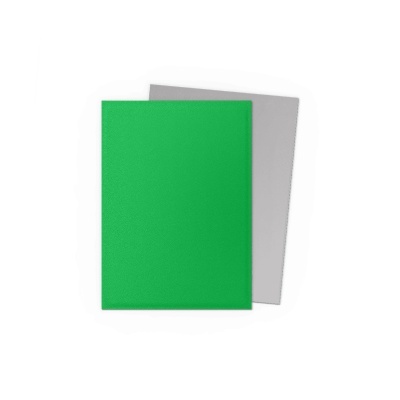 Dois cadernos, verde e cinza claro, capas lisas em fundo branco