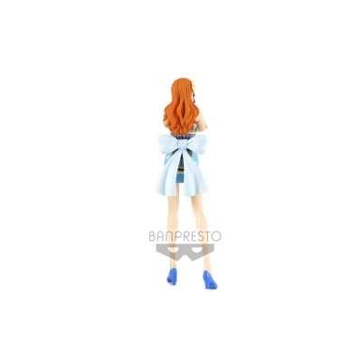 Figura colecionável Banpresto com vestido azul claro e cabelo laranja vista de costas
