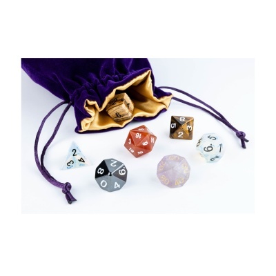 Saco de veludo roxo aberto com dados poliédricos coloridos em fundo branco.