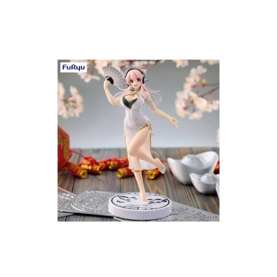 Figurina anime mulher com vestido branco e abanador em base branca com decoração asiática