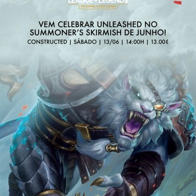 Cartaz promocional do jogo de cartas RIFTBOUND LEAGUE OF LEGENDS com texto e personagem felino com armadura metálica.
