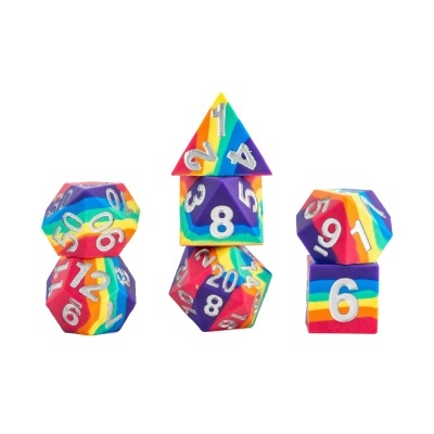Dados poliédricos coloridos com padrão arco-íris e números prateados empilhados sobre fundo branco