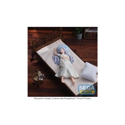 Figura de personagem feminina deitada numa cama pequena de madeira com roupa branca e cabelo lilás.