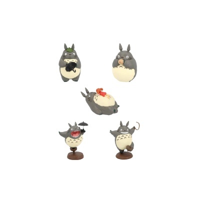 Miniaturas de personagens Totoro em diferentes poses e objetos sobre fundo branco