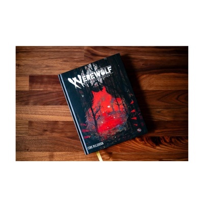 Livro sobre uma mesa de madeira com capa preta e vermelho