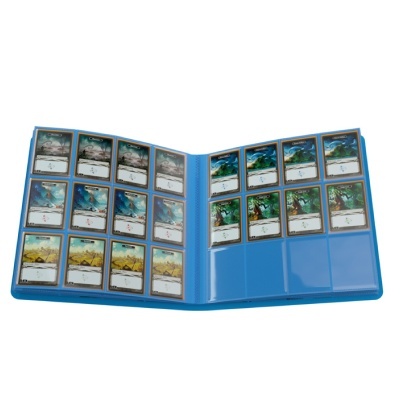 Álbum azul com cartas de jogo organizadas