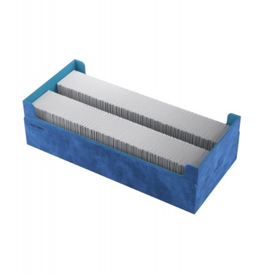 Caixa organizadora azul com cartas de baralho brancas