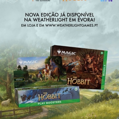 Caixas do jogo Magic The Gathering The Hobbit num anúncio com texto promocional em português.