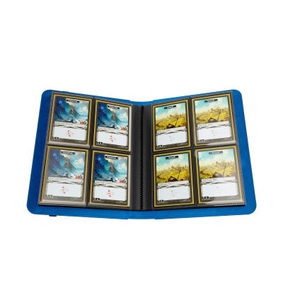 Álbum azul aberto com cartas de jogo colecionáveis visíveis.