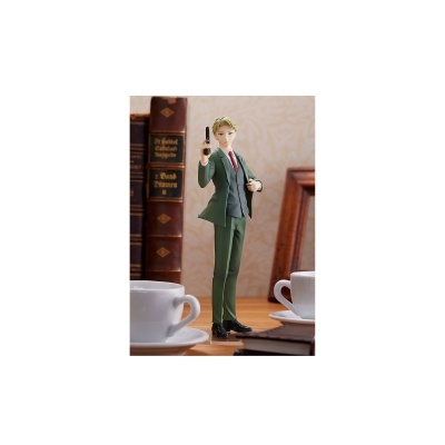 Figura masculina com fato verde, segurando pistola, entre livros e chávenas em mesa de madeira