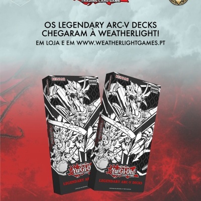 Caixas pretas das Legendary Arc-V Decks de Yu-Gi-Oh! sobre fundo vermelho e cinzento