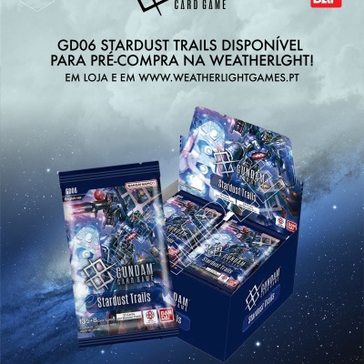 Promoção do jogo de cartas Gundam Stardust Trails com pacotes e caixa em tons azuis e violeta.