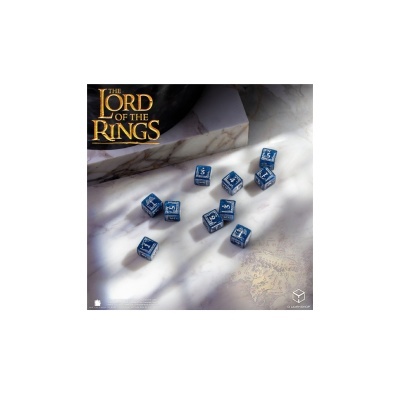 Dados azuis numerados sobre superfície marmoreada ao lado de saco preto com texto THE LORD OF THE RINGS
