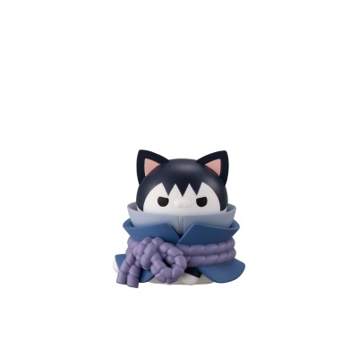 Figura estilizada de gato com casaco azul e cordão roxo