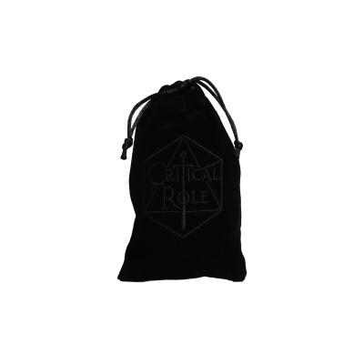 Saco preto de veludo com texto CRITICAL ROLE em relevo