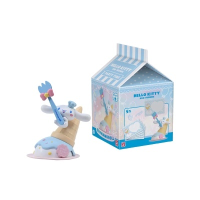 Figura de Cinnamoroll junto a caixa temática azul e branca