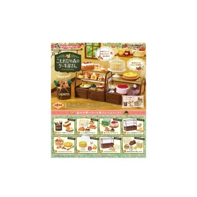 Miniaturas de bolos em vitrines de madeira com etiquetas em japonês