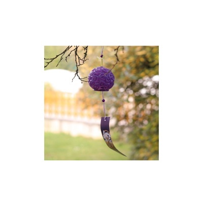 Mobile decorativo roxo pendurado em árvore