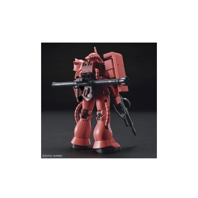 Figura robótica vermelha com armas, fundo preto.