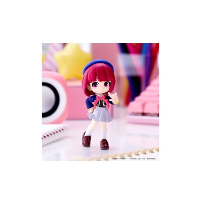 Figura colecionável anime com cabelo rosa, boina azul e roupa azul e cinzenta