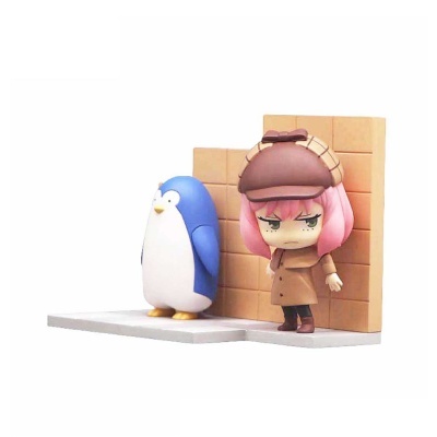 Figura anime e pinguim em base cinza com parede de tijolos castanhos