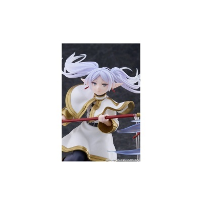 Figura colecionável de personagem de anime com cabelo branco e vestido branco com detalhes dourados, segura um cajado vermelho.