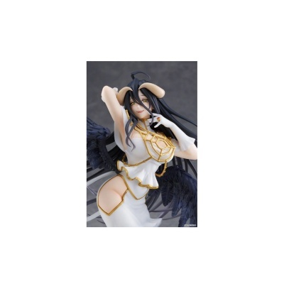 Figura de personagem feminina com chifres, asas negras e vestido branco com detalhes dourados