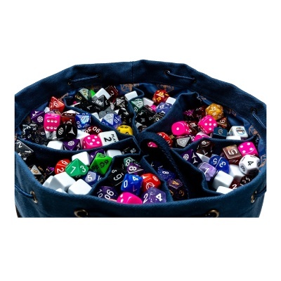 Saco azul com vários dados coloridos de RPG e seis faces