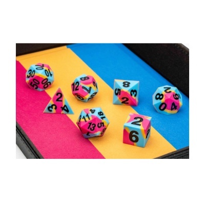 Conjunto de dados poliédricos coloridos sobre fundo listrado em bandeja preta