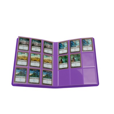 Livro roxo aberto com cartas colecionáveis em bolsos transparentes