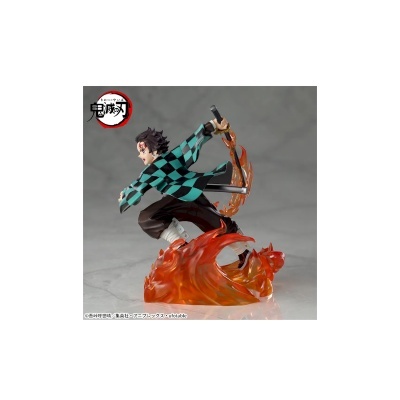 Figura da personagem Tanjiro Kamado com quimono xadrez e espada em chamas.