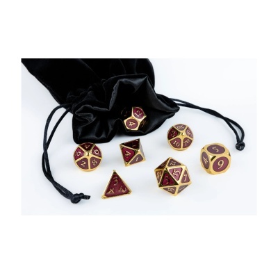 Conjunto de dados poliédricos dourados com números bordô e saco de veludo preto.