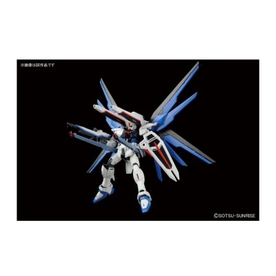 Figura robô mecha azul, branco, vermelho e cinzento com asas e arma em fundo preto
