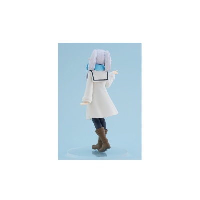 Figura anime com vestido branco, lenço azul e botas castanhas vista de costas