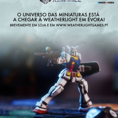 Figura de ação Gundam colorida em tabuleiro de jogo com dados e texto promocional em português.