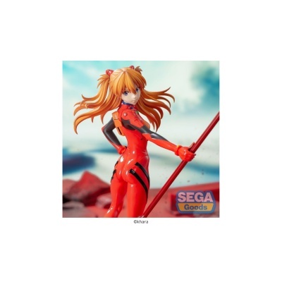 Figura anime com fato vermelho e cabelo laranja segurando objeto vermelho