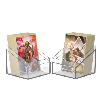 Dois suportes acrílicos transparentes com decks de cartas de jogos, apresentando personagens fantásticos e diferentes cores nas caixas.