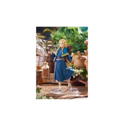 Boneco colecionável feminino com sobretudo azul e chave grande em cenário rústico