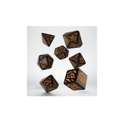 Dados de RPG pretos com números e desenhos em laranja