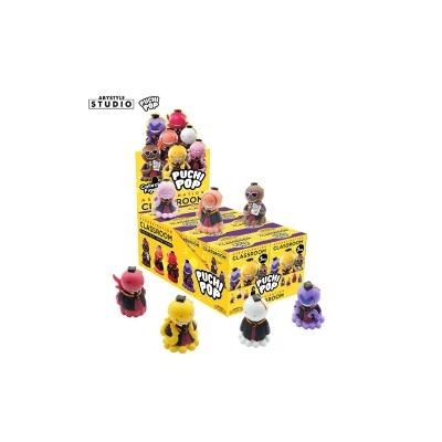 Figuras colecionáveis coloridas em expositor amarelo com texto ABYSTYLE STUDIO, PUCHI POP e ASSASSINATION CLASSROOM.