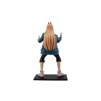 Figura colecionável anime vista de costas com cabelo laranja e roupa azul e preta