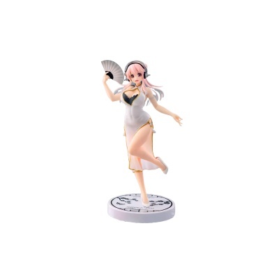 Figura anime feminina com vestido branco, cabelo rosa e leque cinzento