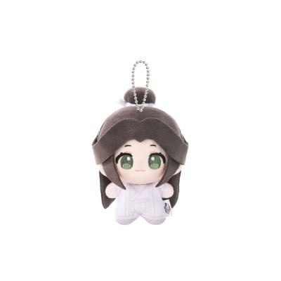 Boneca de peluche com cabelo castanho, olhos verdes e roupa branca, com corrente metálica.