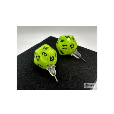 Brincos com dados verdes de 20 lados sobre superfície preta com etiqueta CHESSEX.