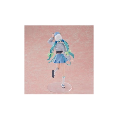 Figura de boneca feminina com cabelo azul e roupas azul e cinza sobre fundo rosa